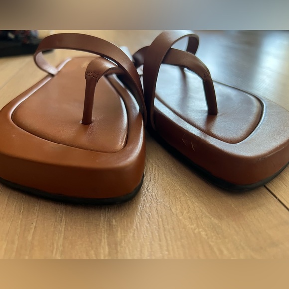 Frame
Le Montauk Cross Leather Sandals - Picture 2 of 3